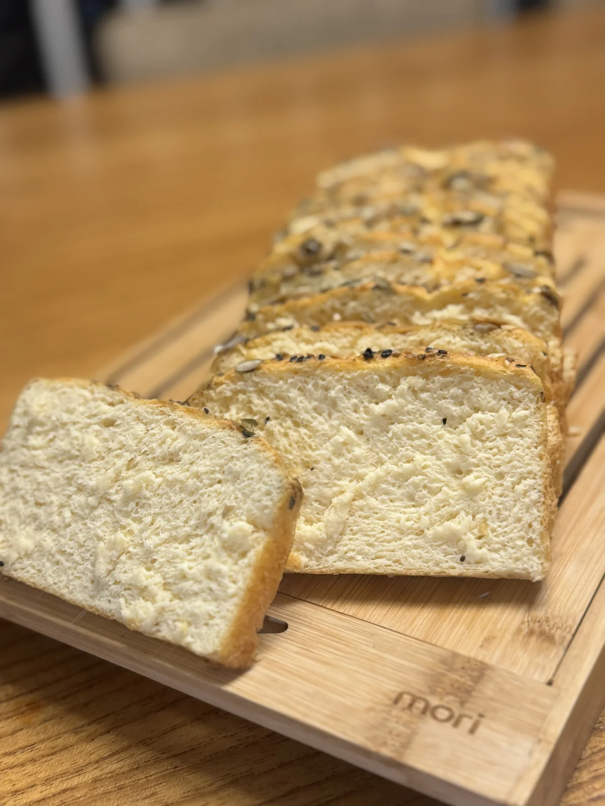 Pão proteico da Victoria Tomé cortado na tábua, com o miolo à mostra
